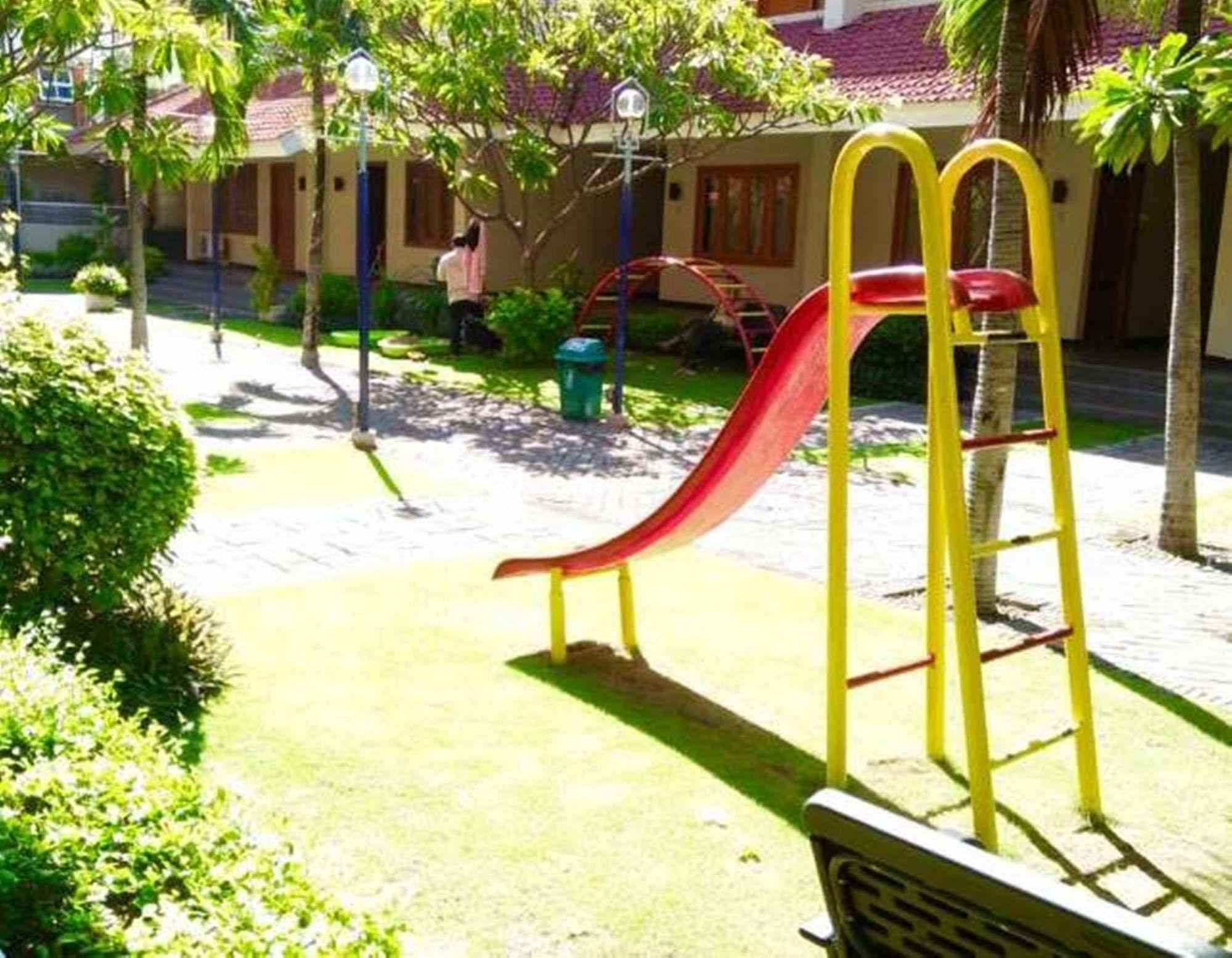 Villa Country Residence Surabaya Exteriör bild