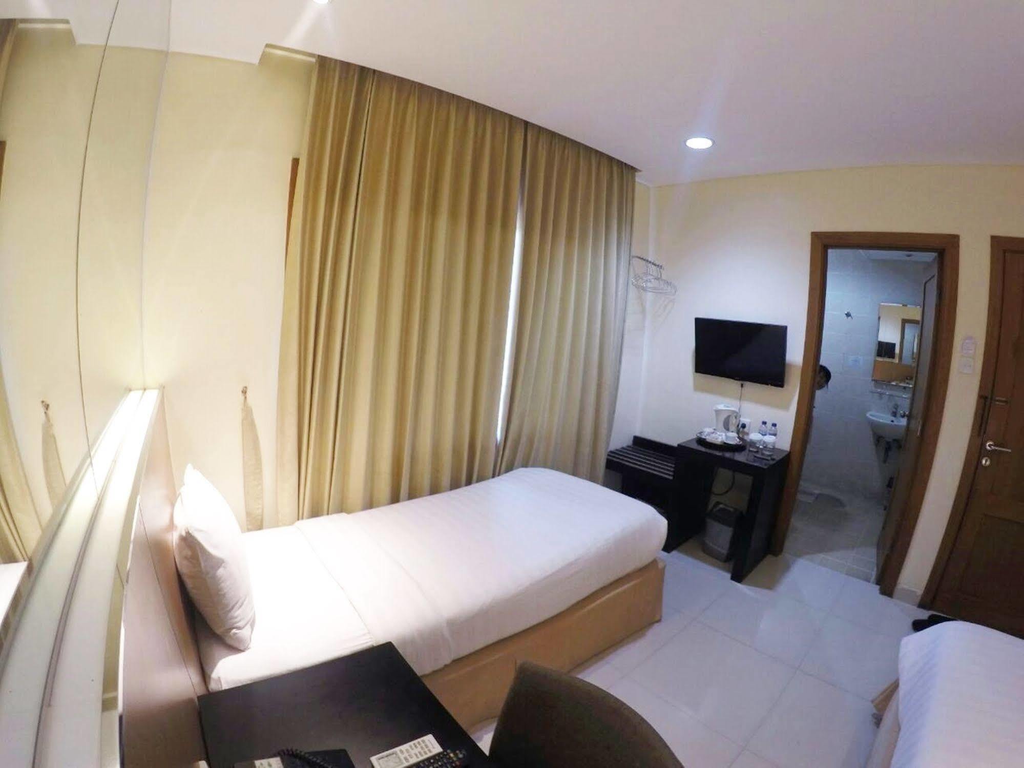 Villa Country Residence Surabaya Exteriör bild